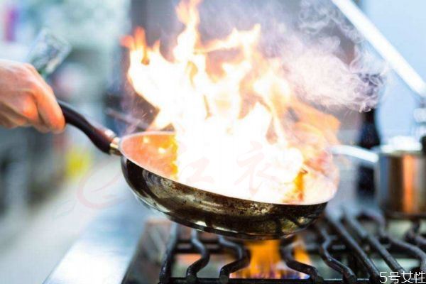 烹饪时如何防止油锅着火？