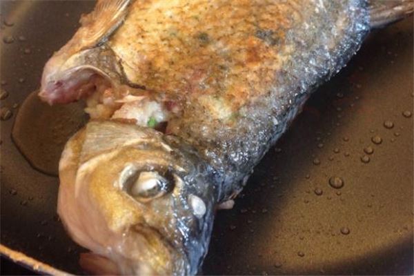 煎酿鲮鱼的做法 著名广东菜食谱