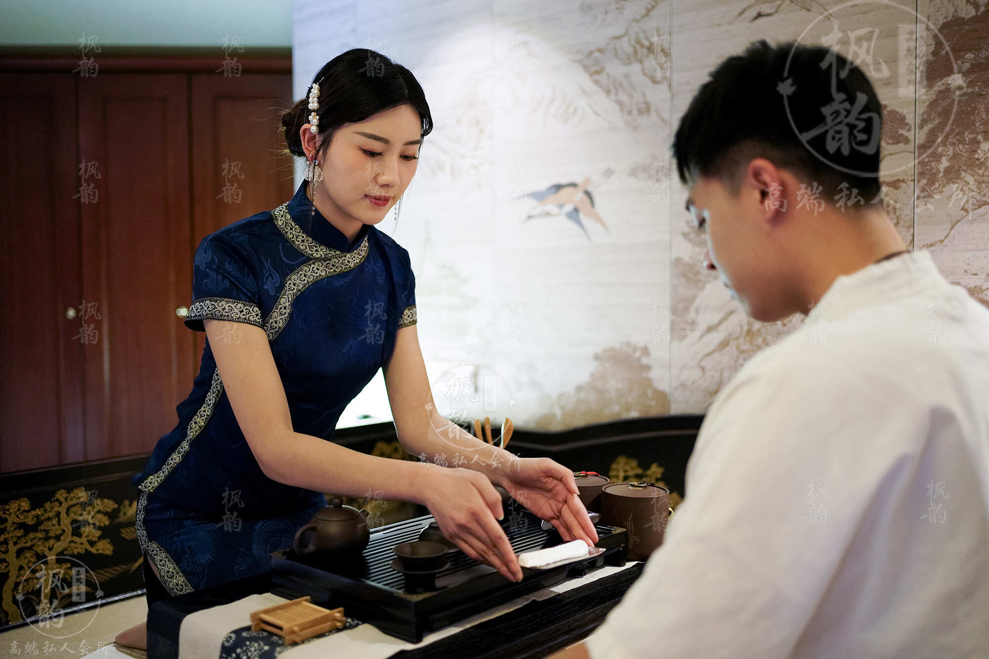 东川区高端木桶浴体验：揭秘迎宾馆按摩奥秘