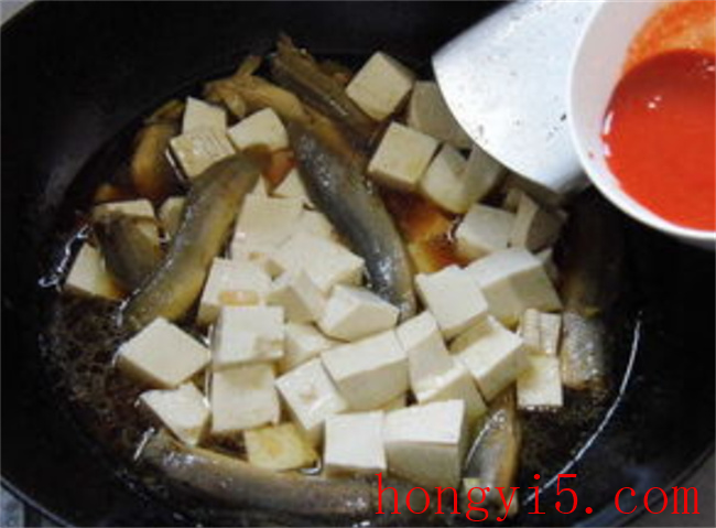 泥鳅炖豆腐怎么做好吃 泥鳅炖豆腐怎么做