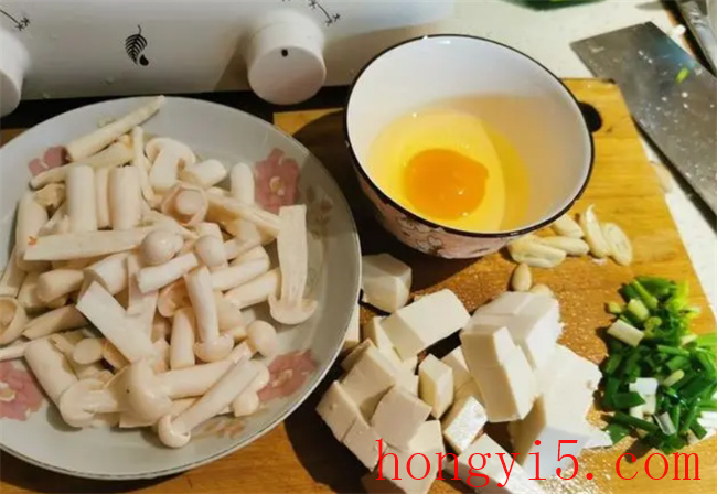豆腐汤配上海鲜菇 烧出来的味道那叫一个