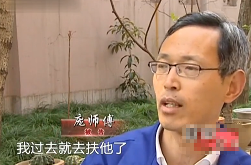 2012年，上海环卫大叔上班路上救人被索赔