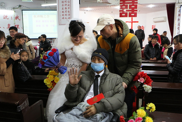 江苏39岁女子不顾家人反对，嫁给40岁绝症男友，17天后男友离世