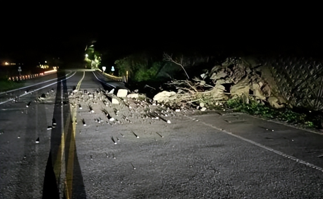 大震前兆？我国台湾8小时发生79次地震，路面出现10吨巨石