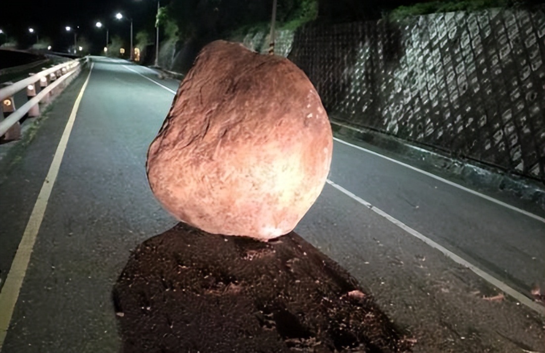 大震前兆？我国台湾8小时发生79次地震，路面出现10吨巨石