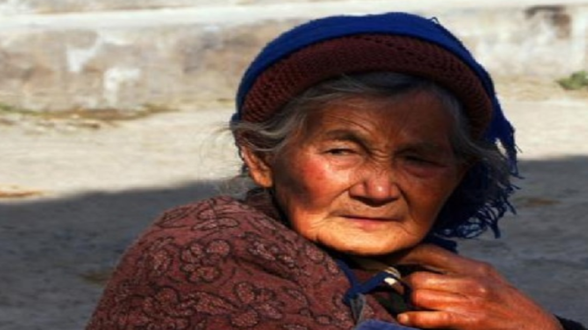 江西84岁老人去世，家中角落却发现97万现金，她一生拮据家徒四壁