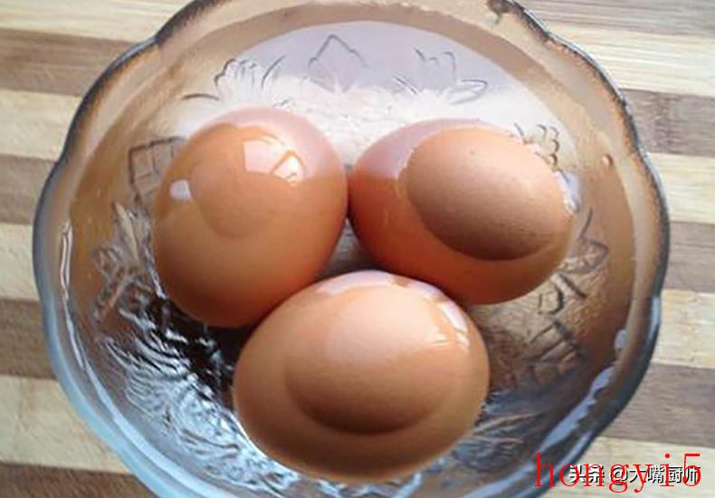 水煮鸡蛋怎么煮好吃-（怎么煮鸡蛋不破壳还好剥皮）(图2)