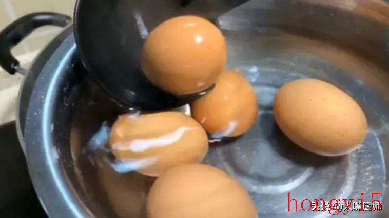 水煮鸡蛋怎么煮好吃-（怎么煮鸡蛋不破壳还好剥皮）(图7)