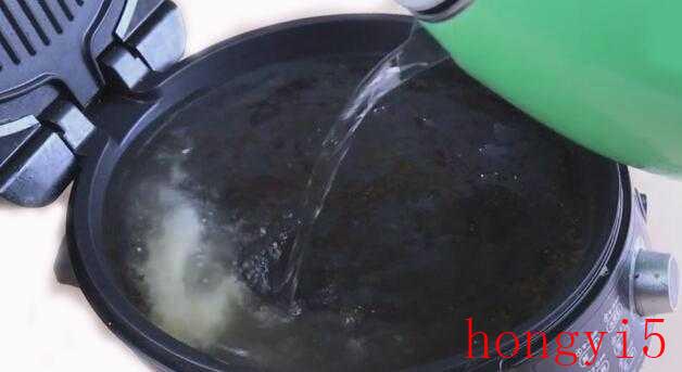 怎样清洗电饼铛里的顽固污渍（电饼铛怎么清洗老油渍和黑）(图4)