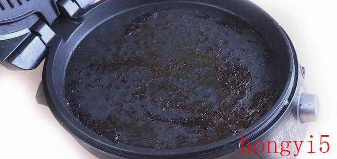 怎样清洗电饼铛里的顽固污渍（电饼铛怎么清洗老油渍和黑）(图1)