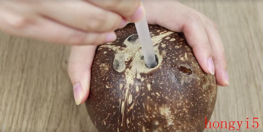 如何打开椰子壳吃椰肉（怎么打开椰子小技巧）(图2)