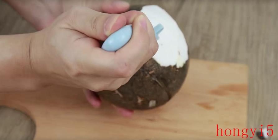 如何打开椰子壳吃椰肉（怎么打开椰子小技巧）(图6)