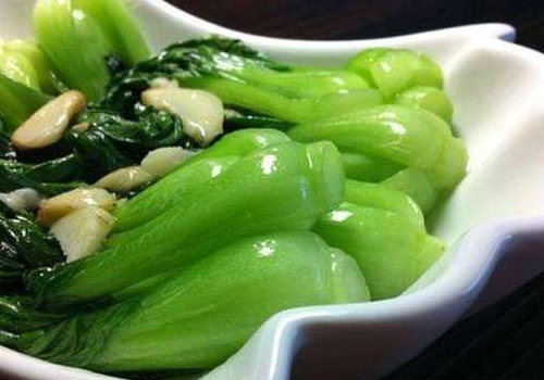 青菜怎么炒绿绿的不变色，热锅冷油炒好