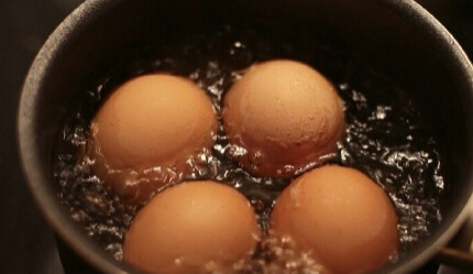 煮鸡蛋用冷水还是热水 各自的优缺点是什