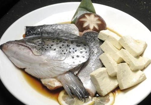 三文鱼头怎么做好吃 为什么便宜