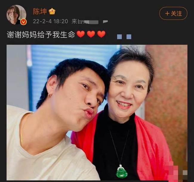 46岁陈坤晒与母亲合照庆生，戴金耳环嘟