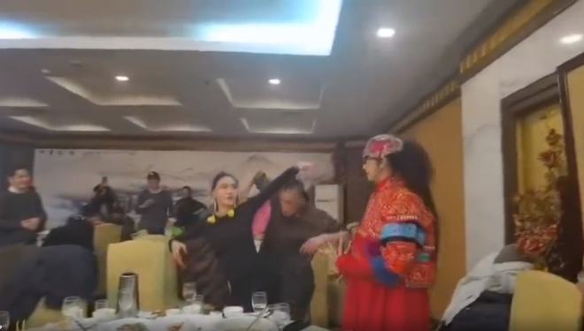 62岁杨丽萍饭局上斗舞！看徒弟跳舞不停
