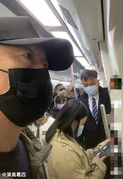 58岁戏骨乘北京地铁上班，人太多被挤到