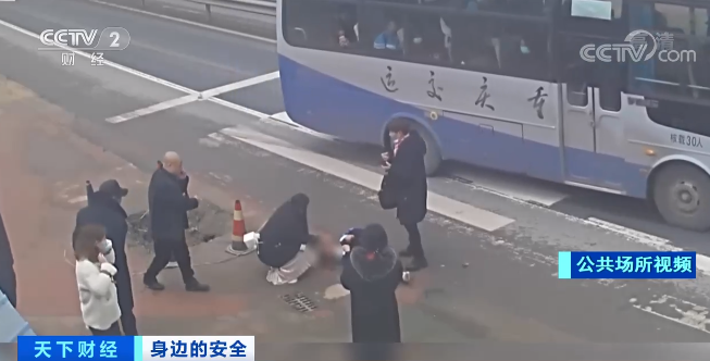重庆合川：小孩过马路闯入车辆盲区被撞伤