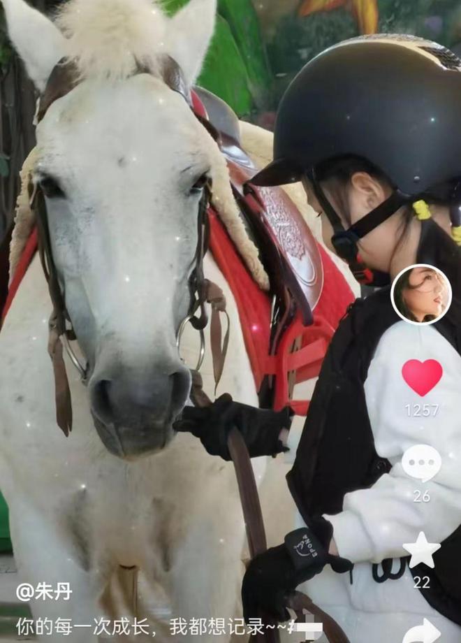 朱丹晒5岁女儿骑马照，女儿圆脸长睫毛身