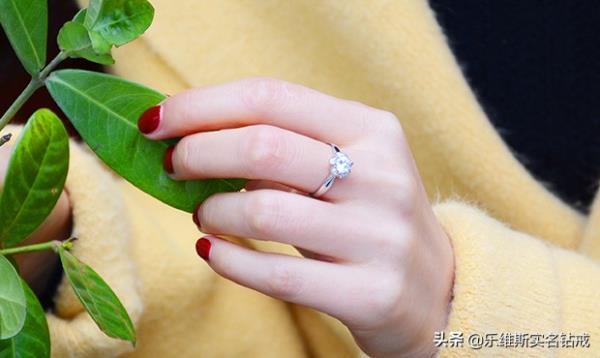 订婚戒指戴哪个手指，男女订婚戒指戴哪
