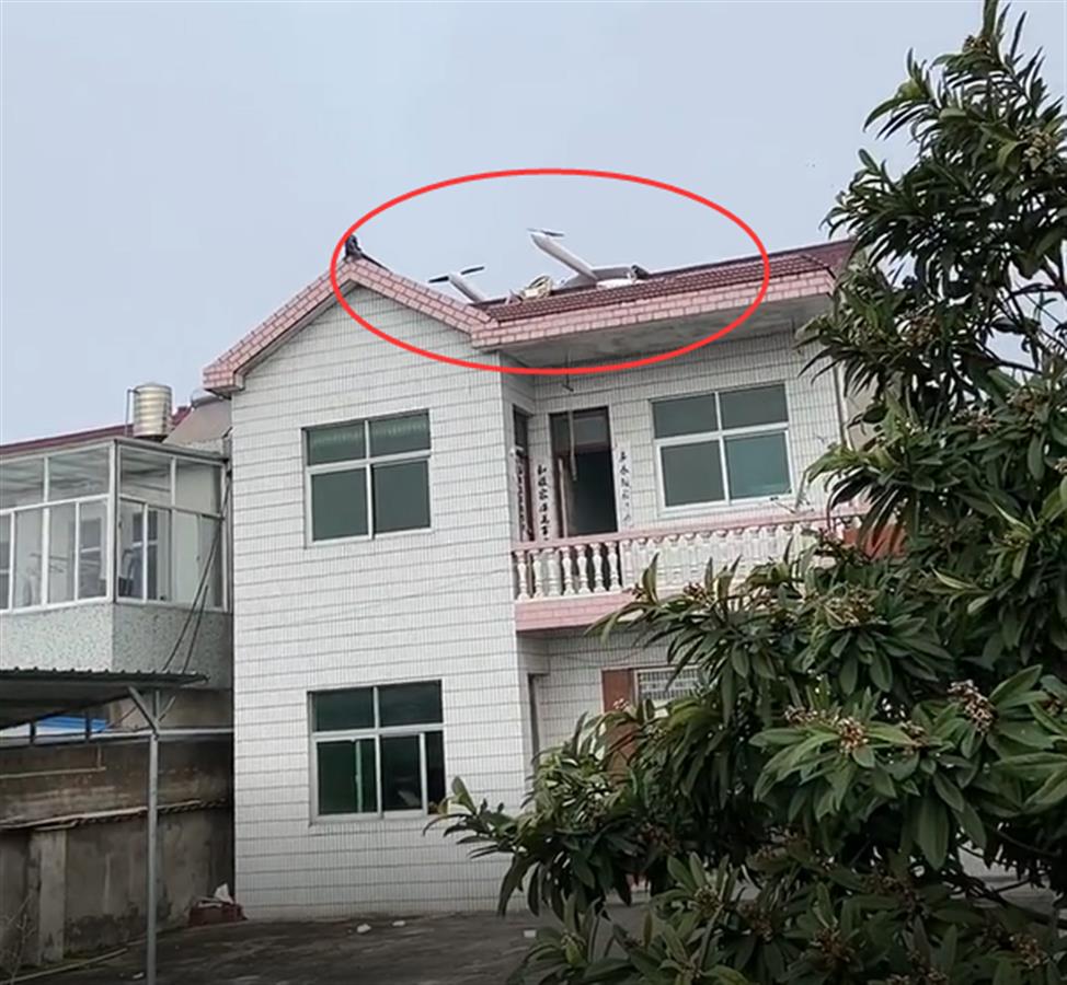 安徽一架无人驾驶飞机坠落砸中村民房顶，幸无人员伤亡