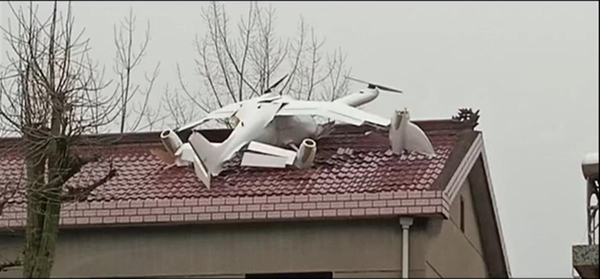 安徽一架无人驾驶飞机坠落砸中村民房顶，幸无人员伤亡